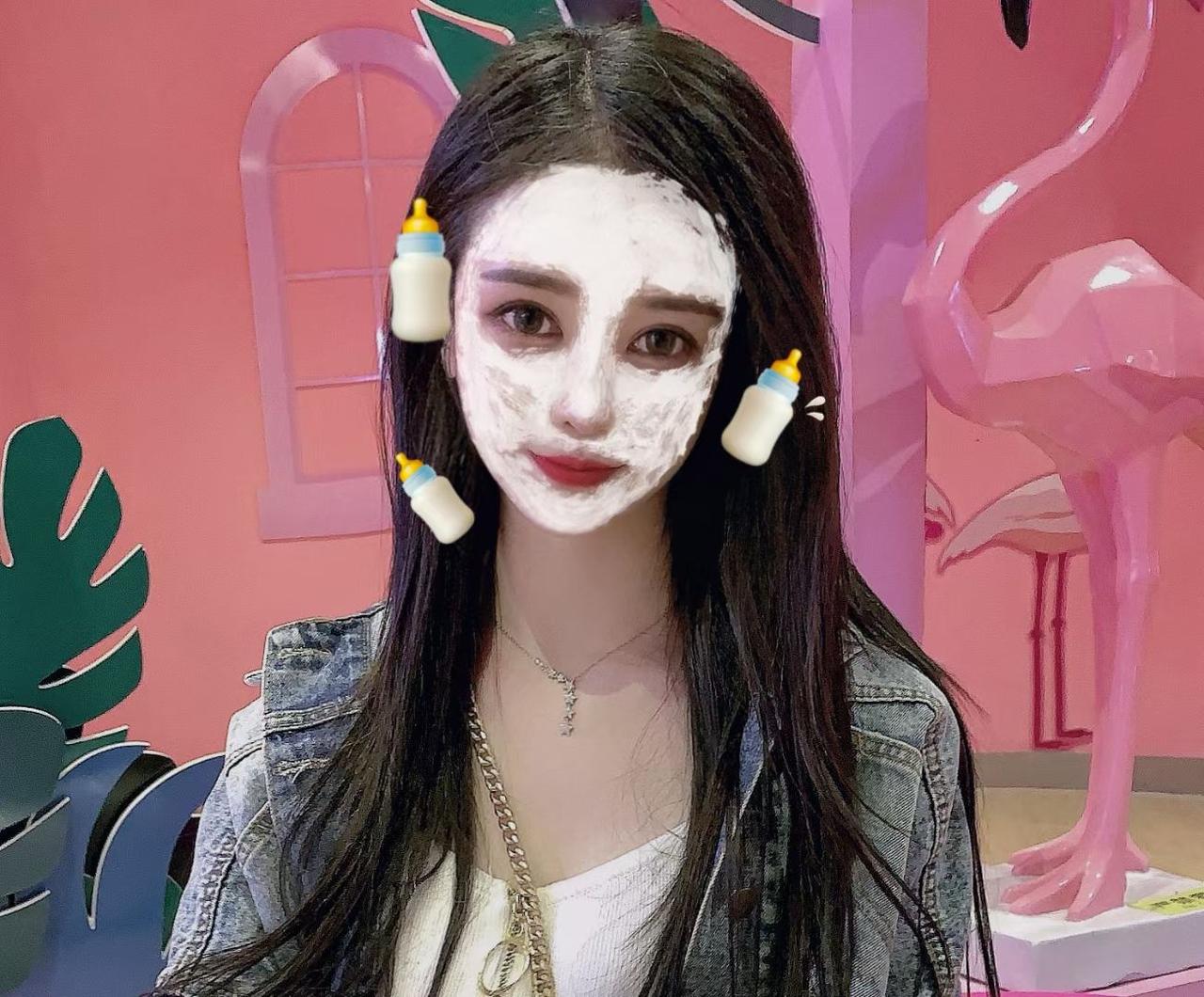 村里本来有两个美女，后来我出来打工了，村里就没有美女了，因为我一个顶俩。