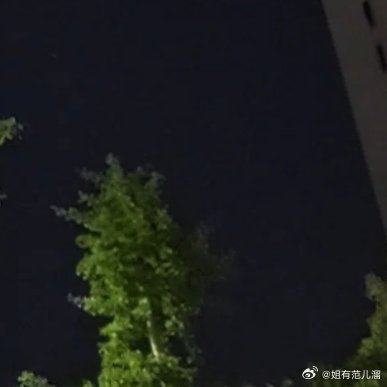 城市入夜，万家灯火点点✨夜色、楼宇与树叶，是平凡夜晚独有的温柔。 