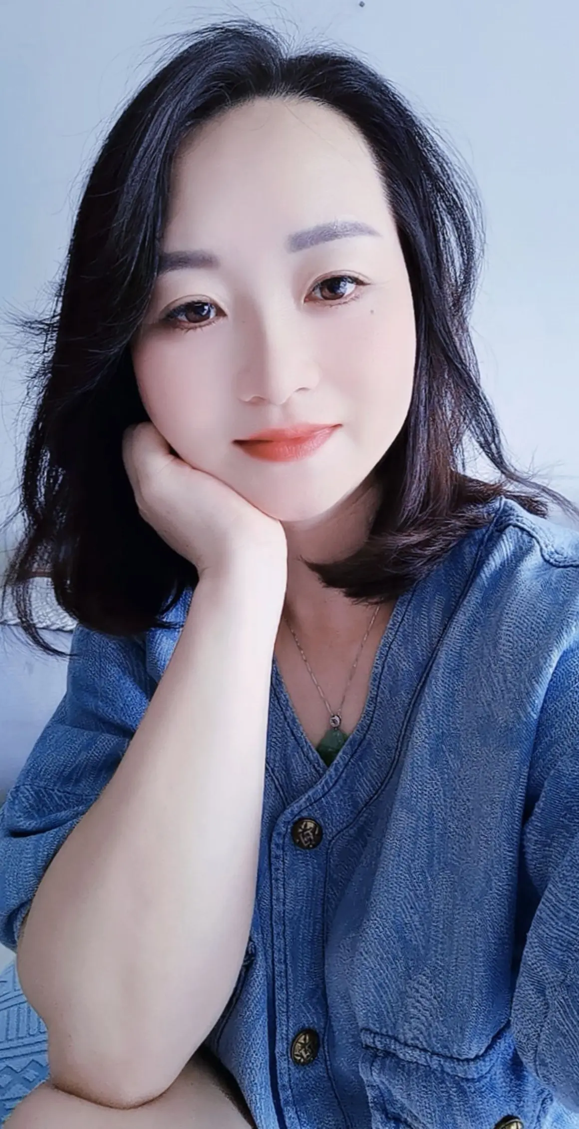 在这个薄情寡义的世界里，我依然重情重义的活着，念人恩惠，记人情意