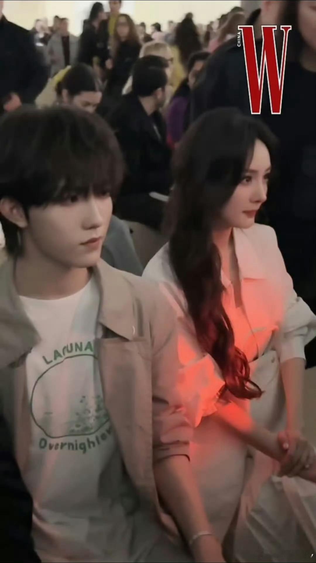 苏新皓挨着杨幂同框苏新皓杨幂挨着看秀 是谁？苏新皓你小子，挨着杨幂坐 