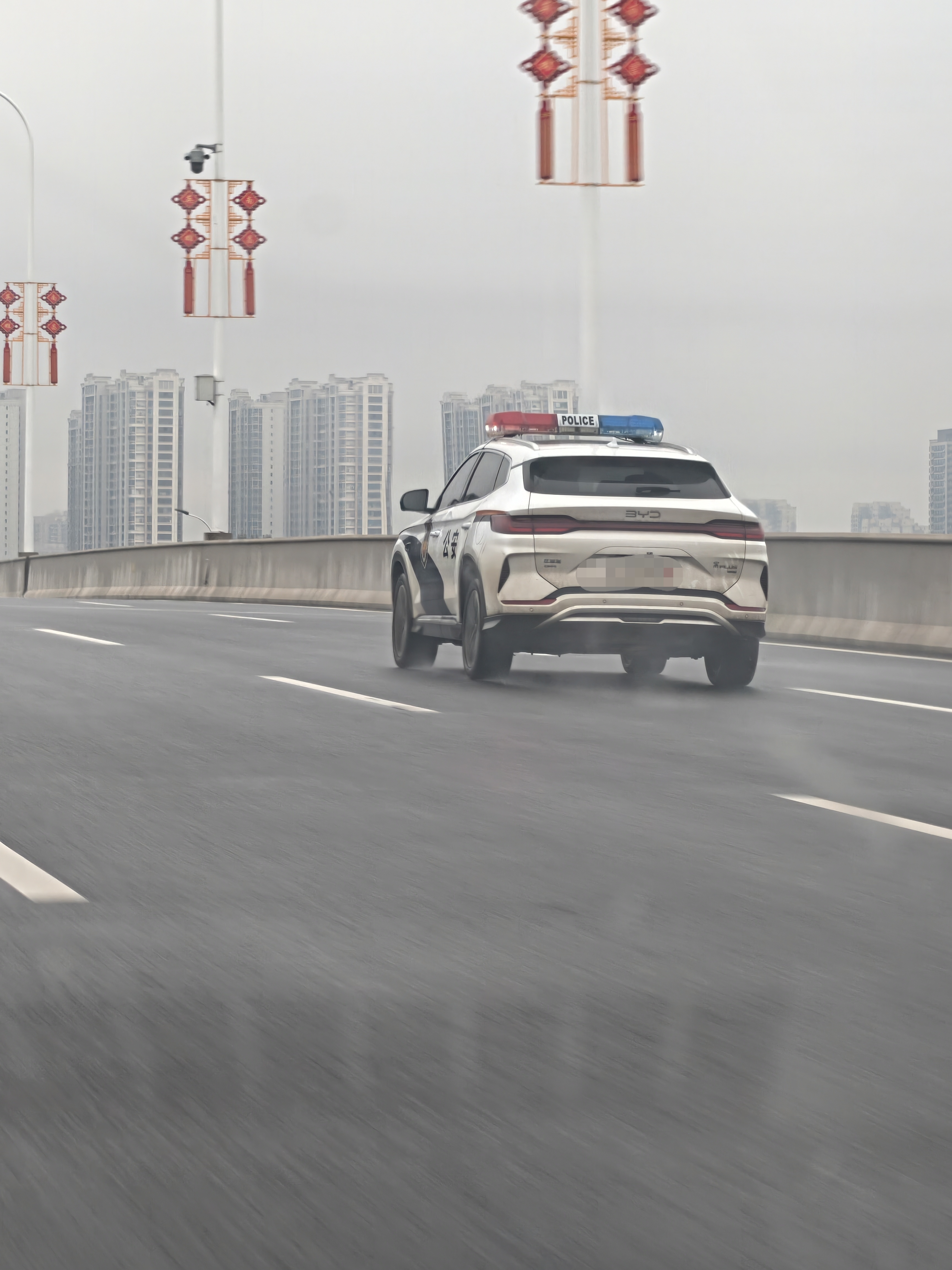 今天在路上拍到了宋Plus版的警车，看着好霸气呀。感觉现在比亚迪越来越多的车成为