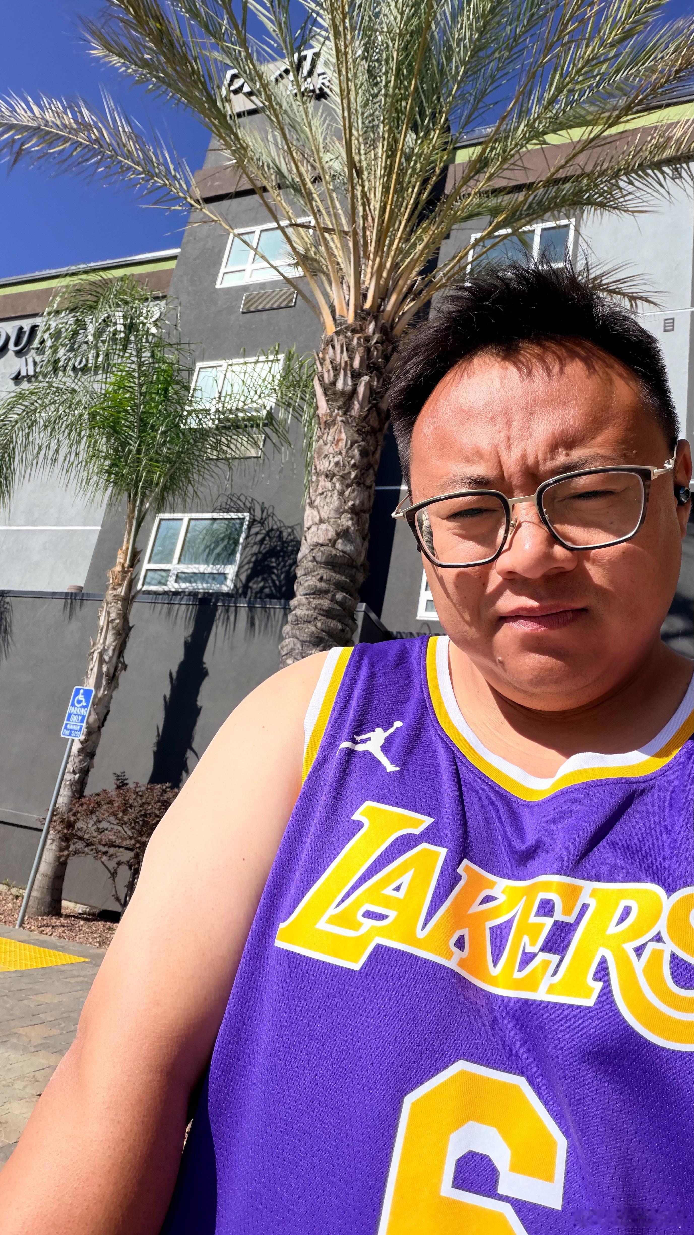 一周，没想到能晒黑成印度人颜色今天穿个老詹把胳膊也一起晒黑把黑了显瘦 