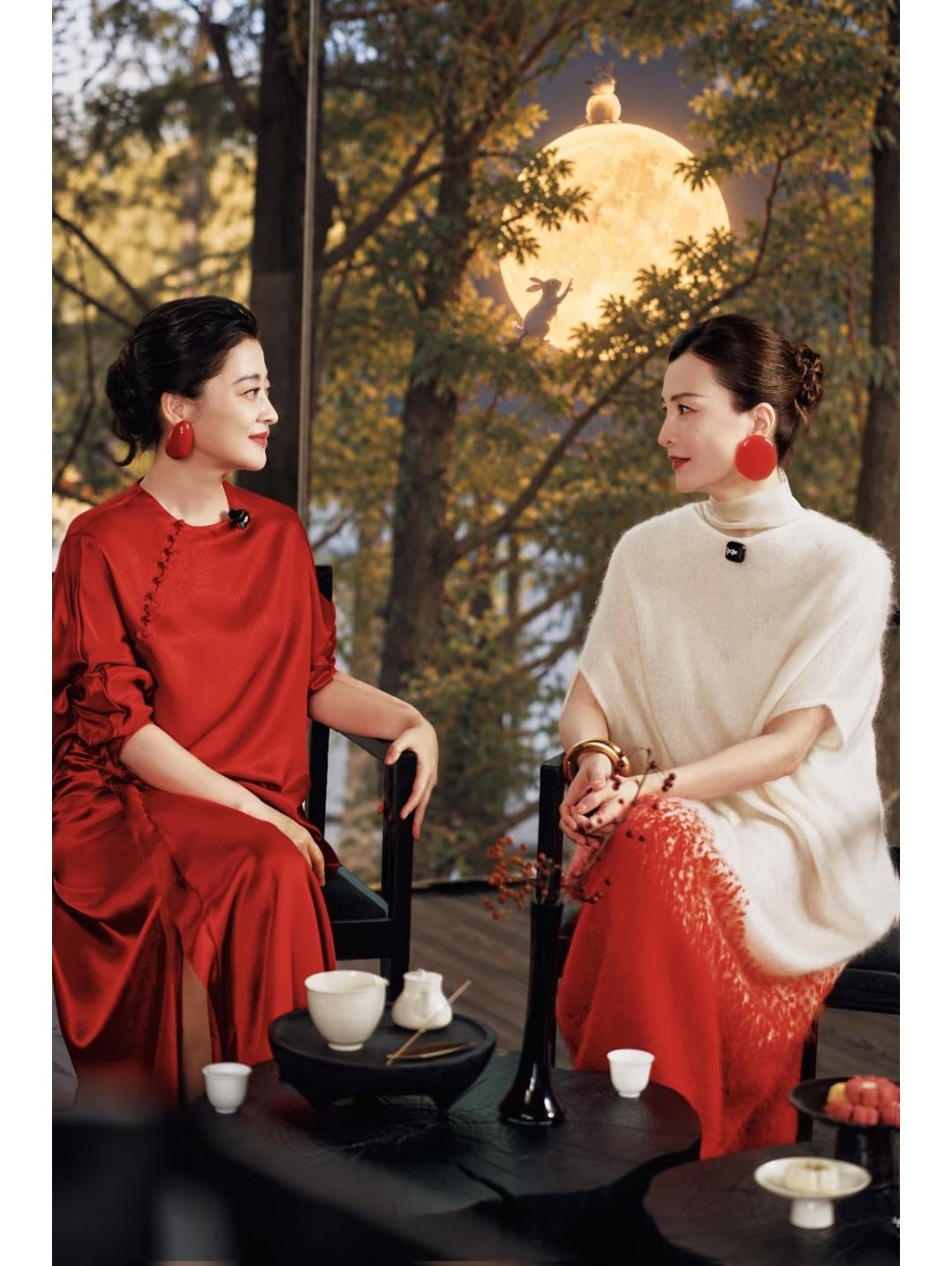 红配白，这衣服颜色配的太绝了。