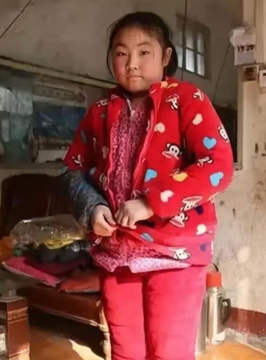 泪目了！四川，一小女孩6岁没了爹，9岁，妈妈就选择了改嫁。剩她一人在叔叔家，挨到