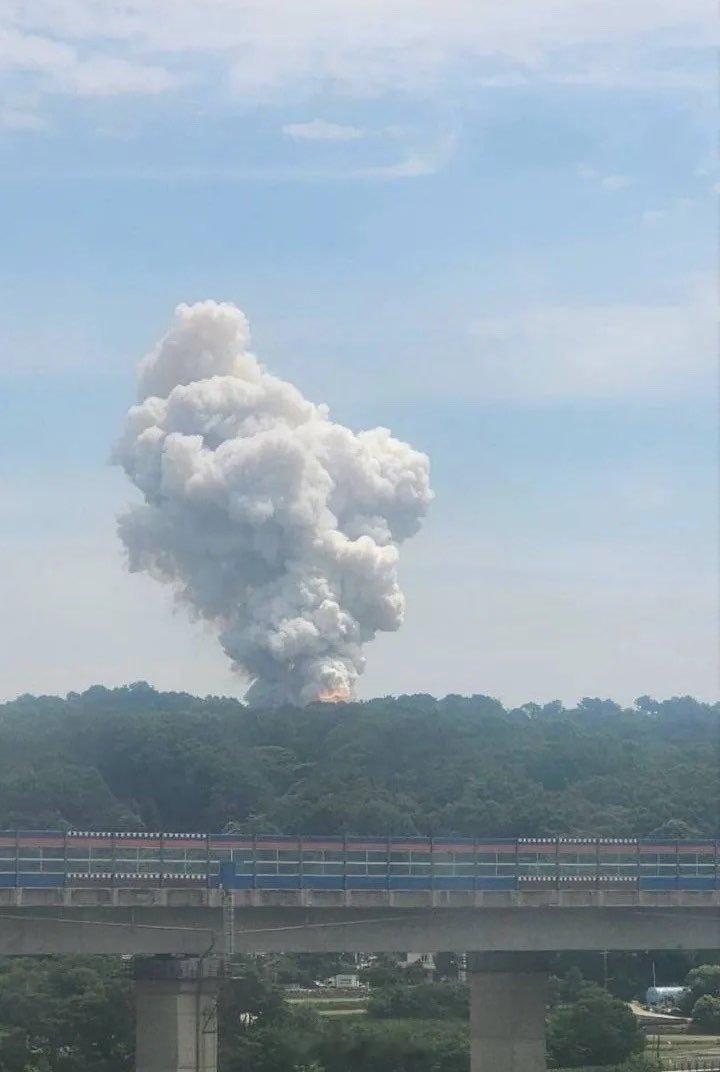 韩国韩华大田工厂发生爆炸 今天上午，韩国韩华航空航天公司大田工厂发生爆炸并引发火