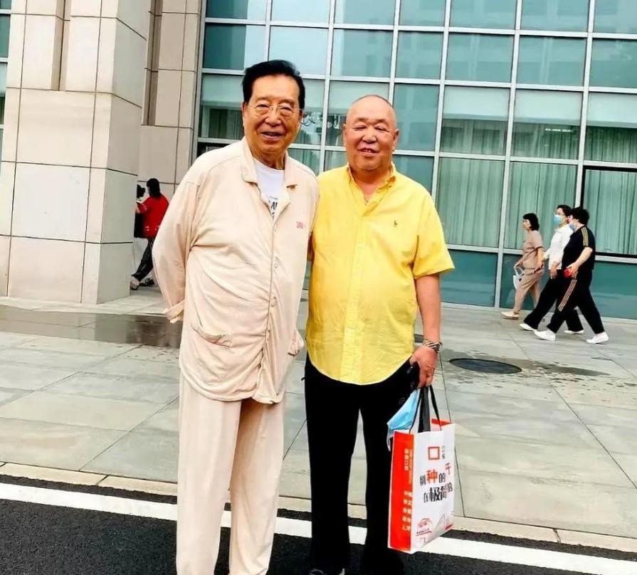 李双江，今年87岁了，到了普通老人该在病床上拿号等排队的岁数，但他住进了那层连厅