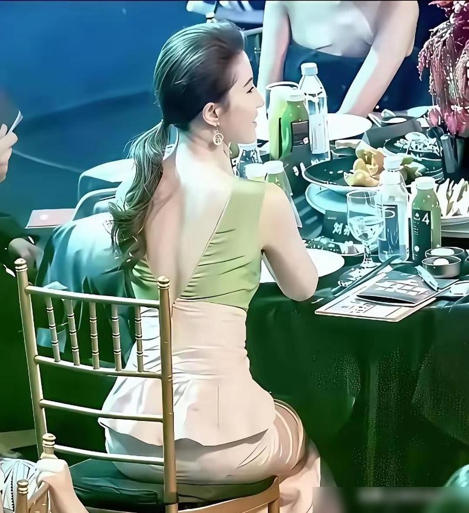 刘亦菲巴黎时装周生图一出来，评论区直接炸锅。
 
大伙一眼就瞅见，她发缝明显变宽