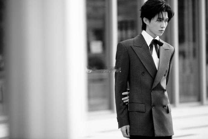 张集骏看似光鲜亮丽其实穿了秋裤 帅哥的冬日倔强也太真实了！ 首届中国微短剧盛典的