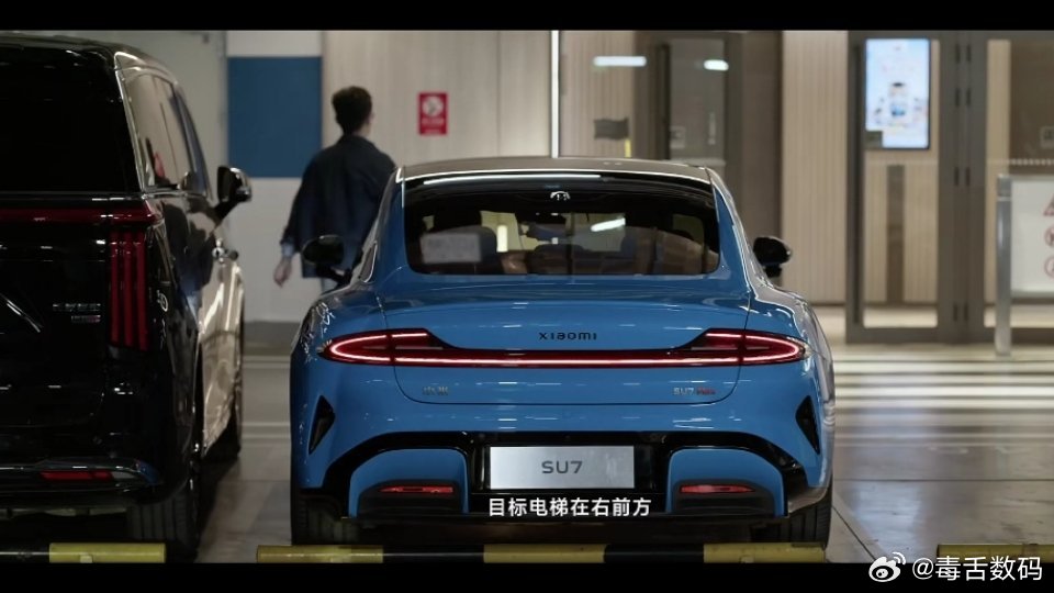新一代小米SU7搭载小米XLA认知大模型，导航去商场，跟小爱说要去小米之家，它会
