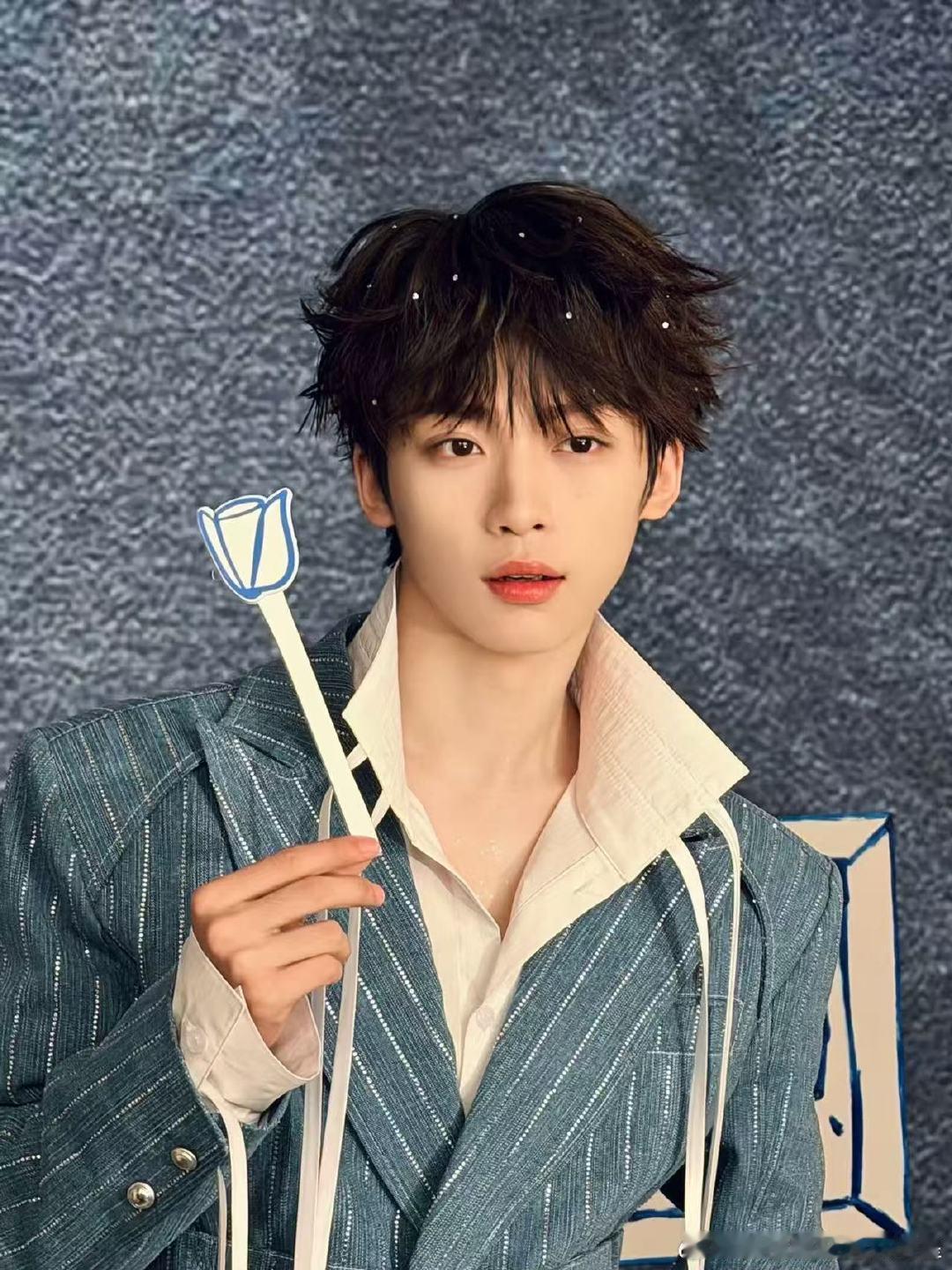 梓渝蓝衣wink自拍 ​​​被这个小梓渝萌到简直轻而易举！太可爱啦！ ​​​