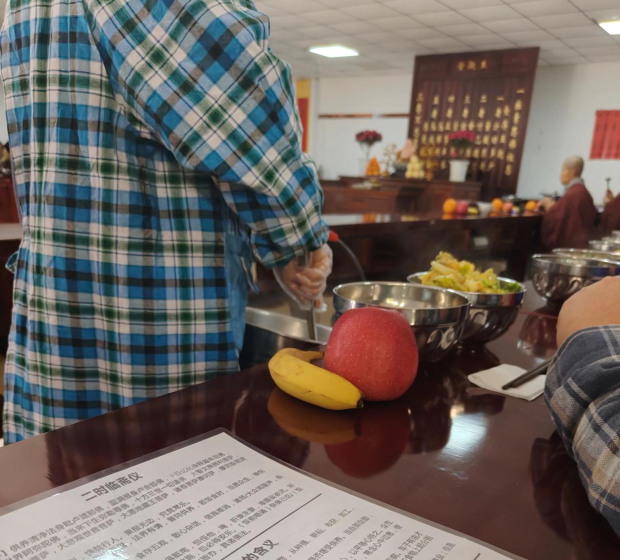 我今儿去寺院打算做义工，到了那儿才发觉做义工的人不少，看样子轮不到我了。吃斋饭时