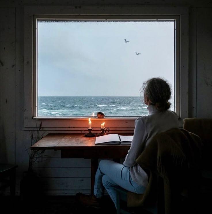 人们研究生活和文学越久，就越强烈地感到，在每件美好的事物背后都存在着个人；不是时