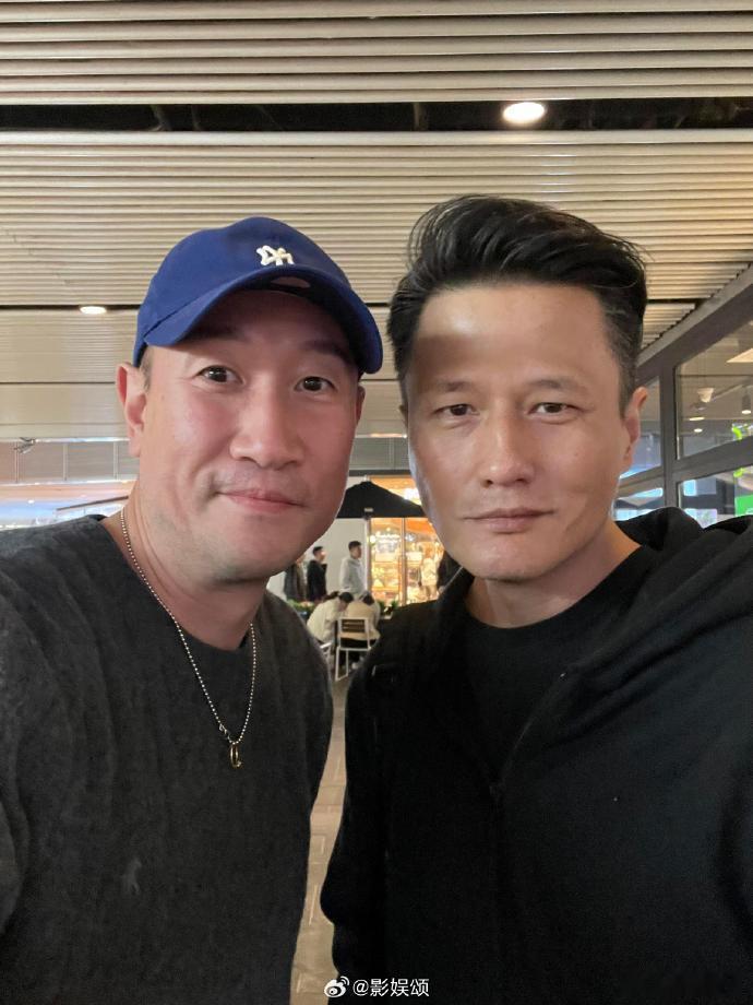 #三里屯偶遇尹子维#网友在三里屯碰到尹子维，夸赞他很帅。尹子维的发型精心打理，发
