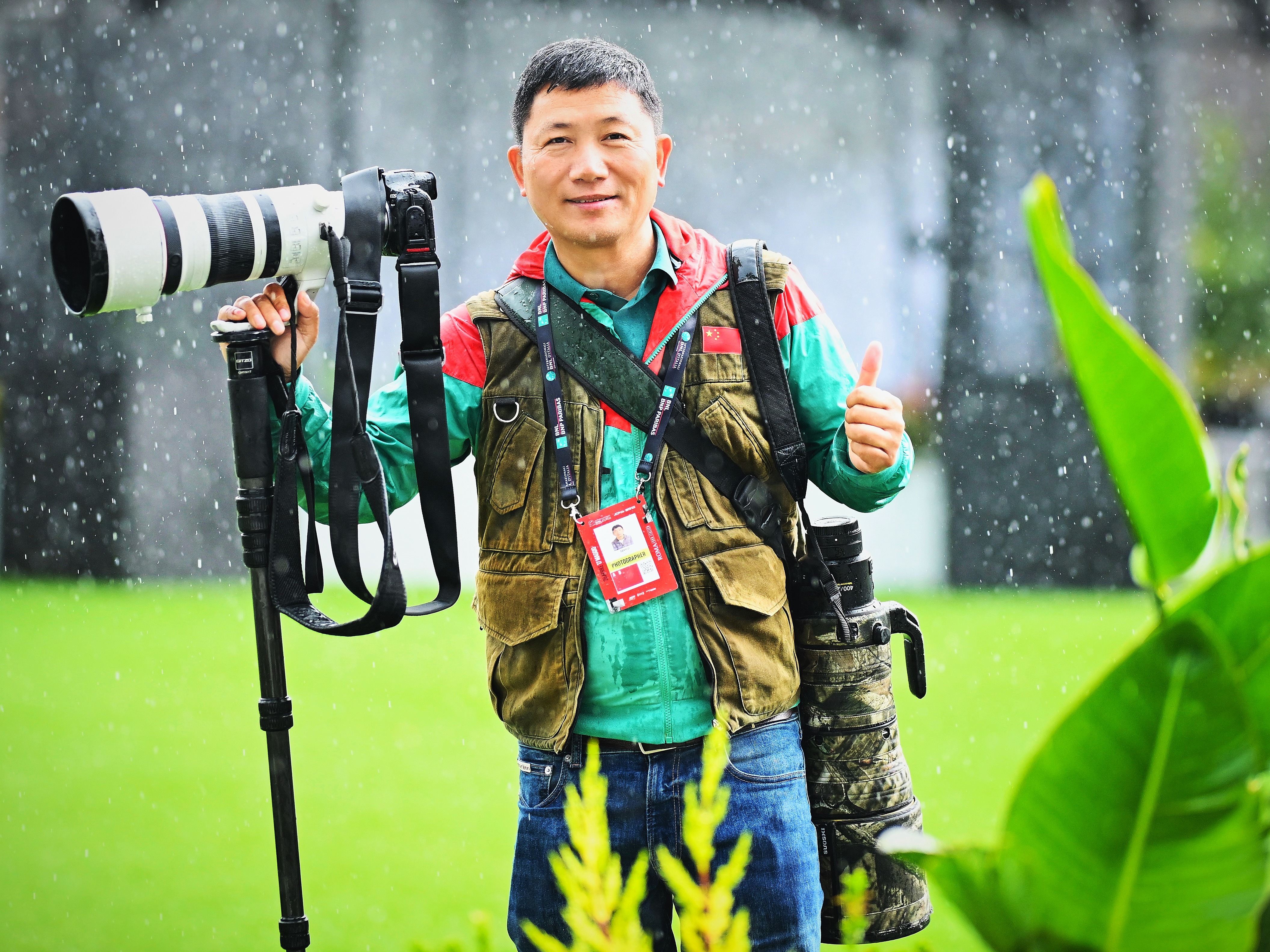 罗马的雨说下就下，网球摄影师今天工作照自带热带雨林的氛围感，笑容灿烂！此刻罗马前