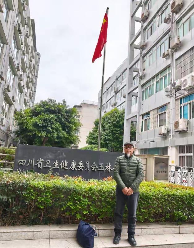 四川南充，一位61岁的老道爷，因为教徒弟针灸，被人举报非法行医，罚了5万。老头气