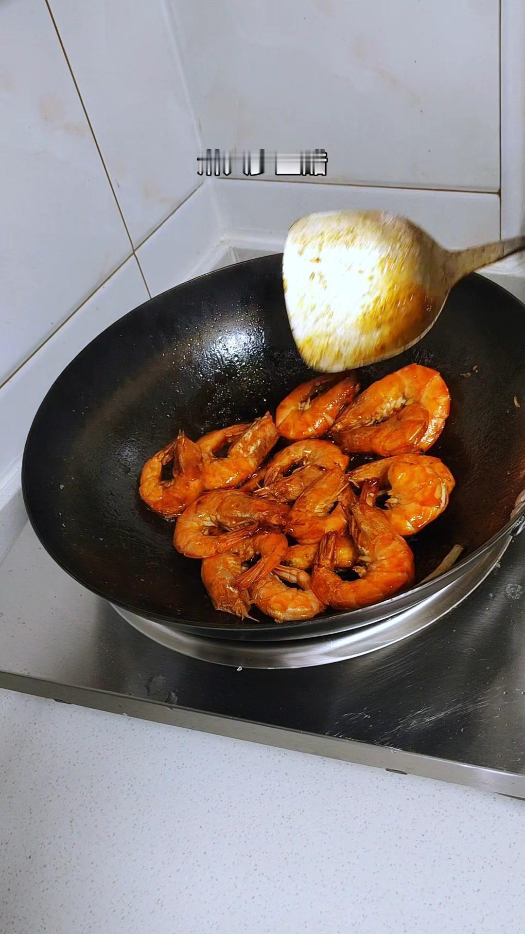 🍤食材：
海白虾、油、生抽、老抽、糖、醋。

🍤步骤：
1️⃣海白虾开背去虾