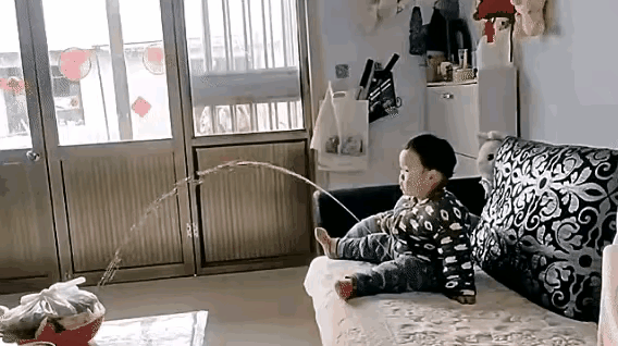 观童撒尿有感
 
小儿撒尿能上墙，
天真烂漫性疏狂。
当年我亦这般样，
如今鬓发