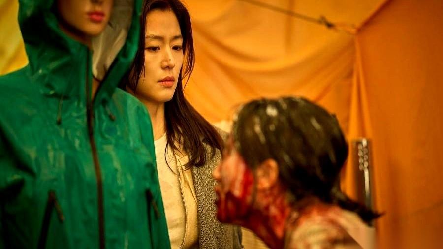 那个拍《釜山行》的导演，又回来了。
但他这次，直接掀了僵尸片的老规矩。
地点，一