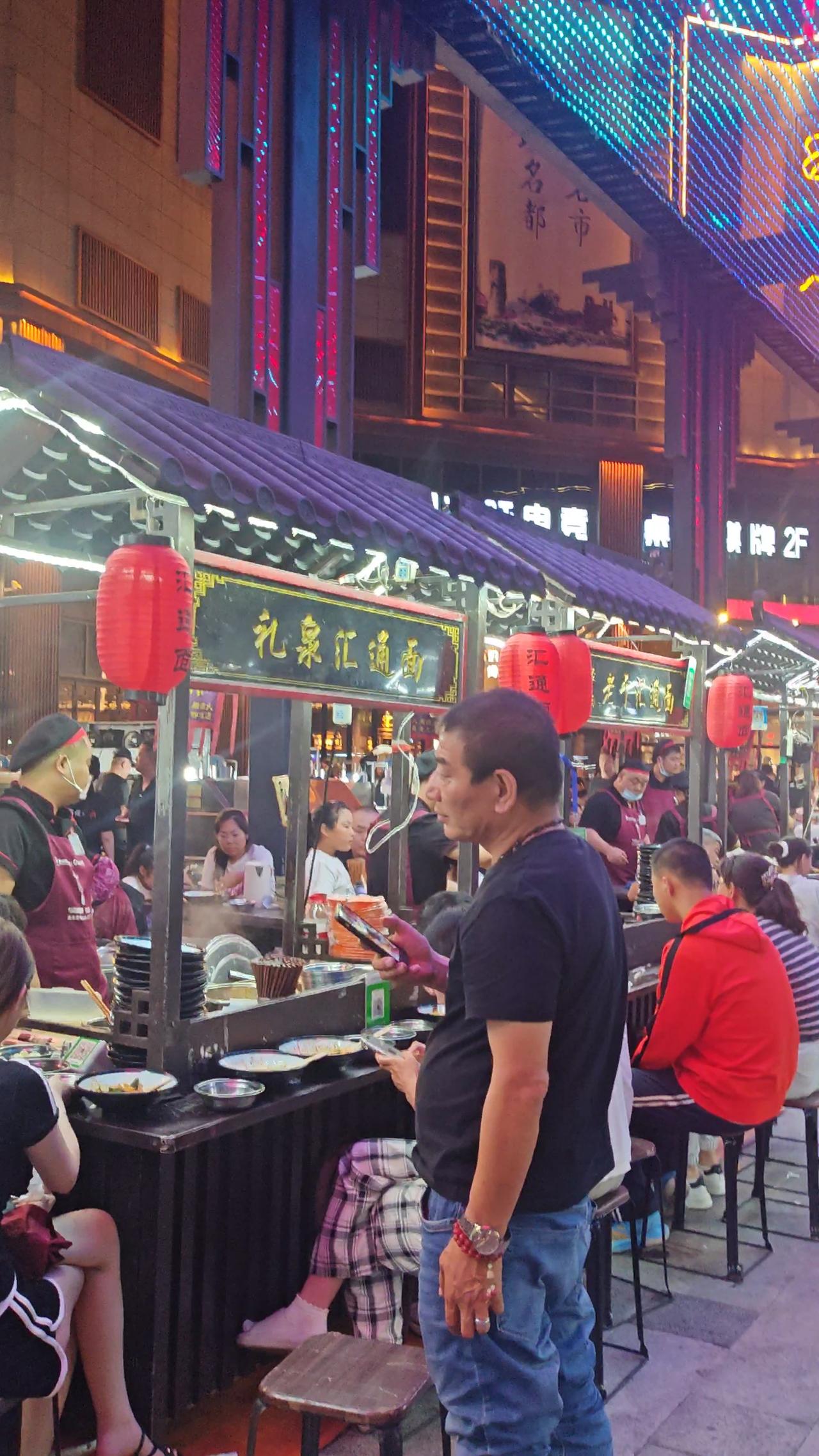 怎么样让自己保持快乐的心情咸阳汇通夜市，整条街都是汇通面，真的是好吃😋
陕西美