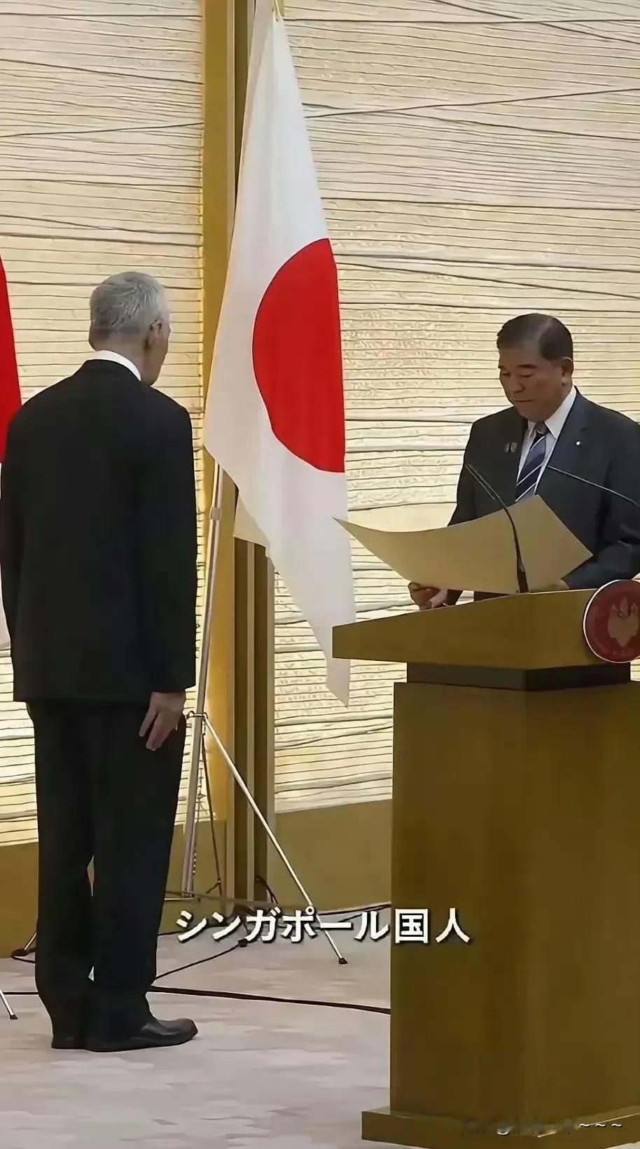 罕见！刚刚看到的新闻！
日本首相与外宾会谈，正式场合的庄重氛围。这句话我是用头条