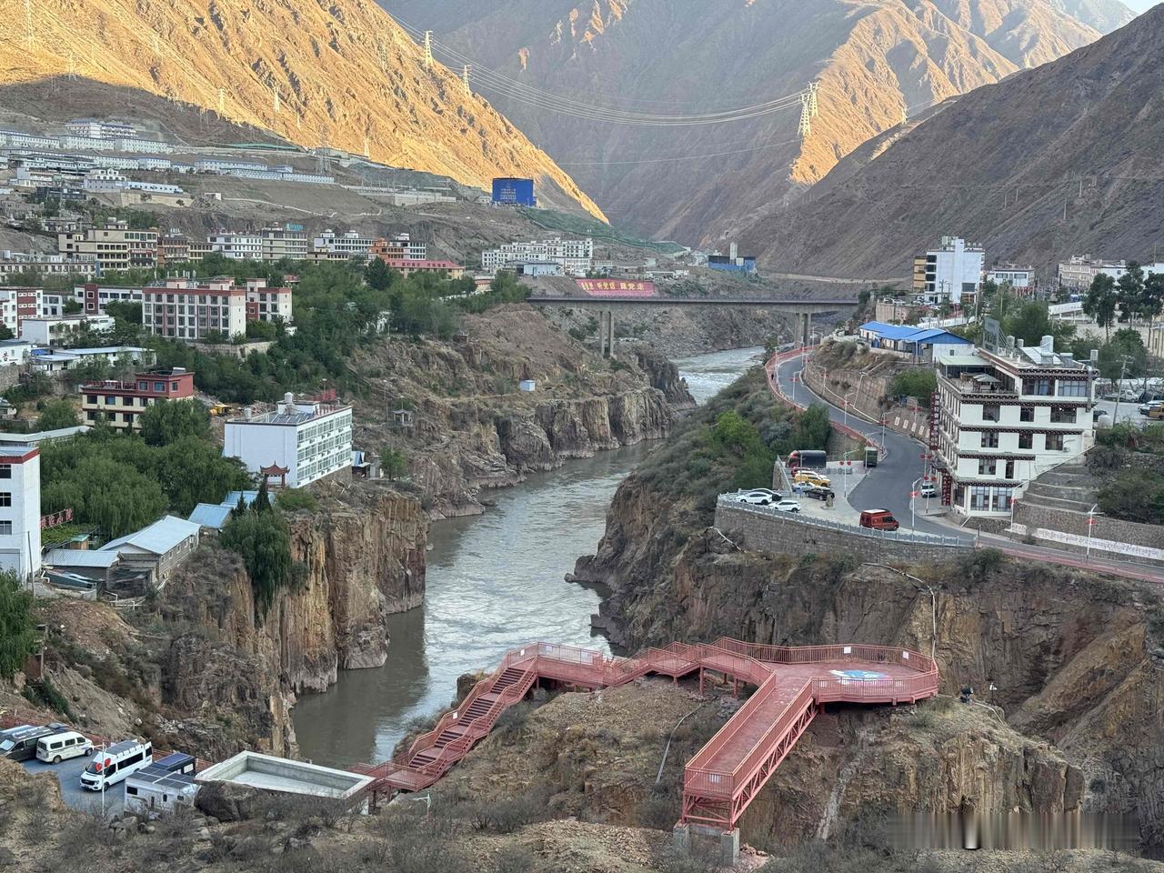 进藏之旅第二天，由于214国道塌方封路，早上9点出发，从德钦县奔子栏镇转入215