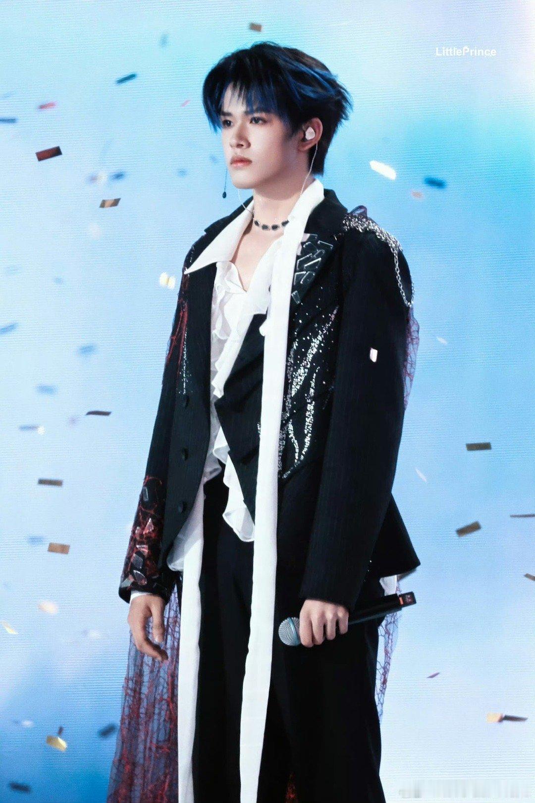 张极丝绸西装完全是daddy级别 舞台上的“daddy感”是一种综合气场。张极用