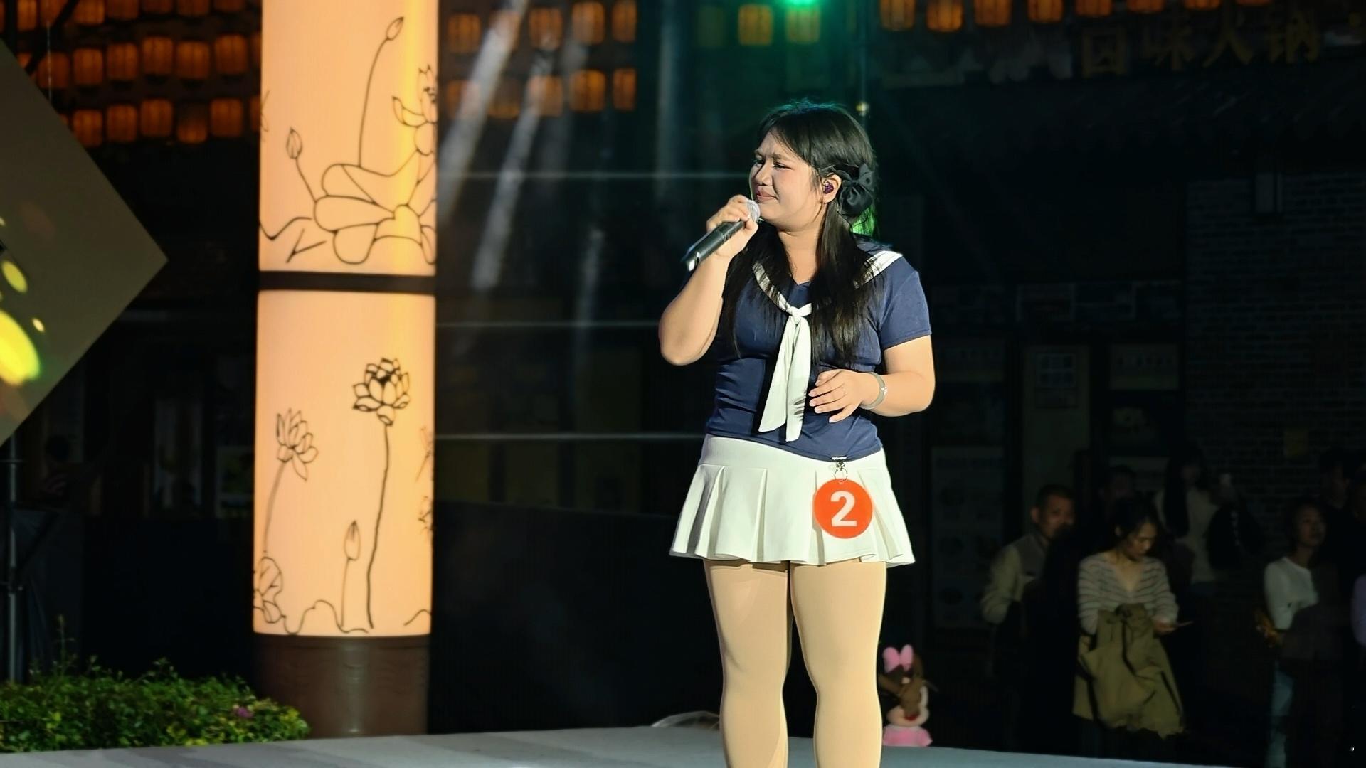 昨天来的晚了，还是看到了太平古城里的演出。别说这个大舞台唱歌表演真不错，三个歌手