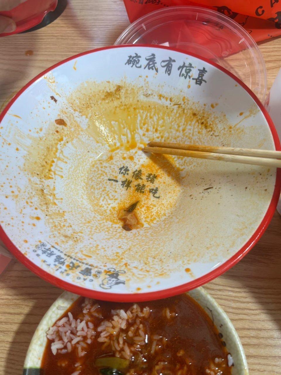 曹氏鸭脖一门店碗底印你像猪一样能吃感觉是商家在玩梗吧[汗]没必要这么在意可是吧…