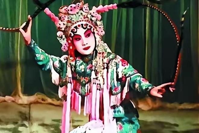 迟重霞是迟重瑞亲姐姐，1950年生，比迟重瑞大2岁，京剧武旦出身，早年在福州军区