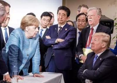 特朗普突然松口豁免66种对华医疗产品关税，举着中国产口罩直言“不买医院就关门”，