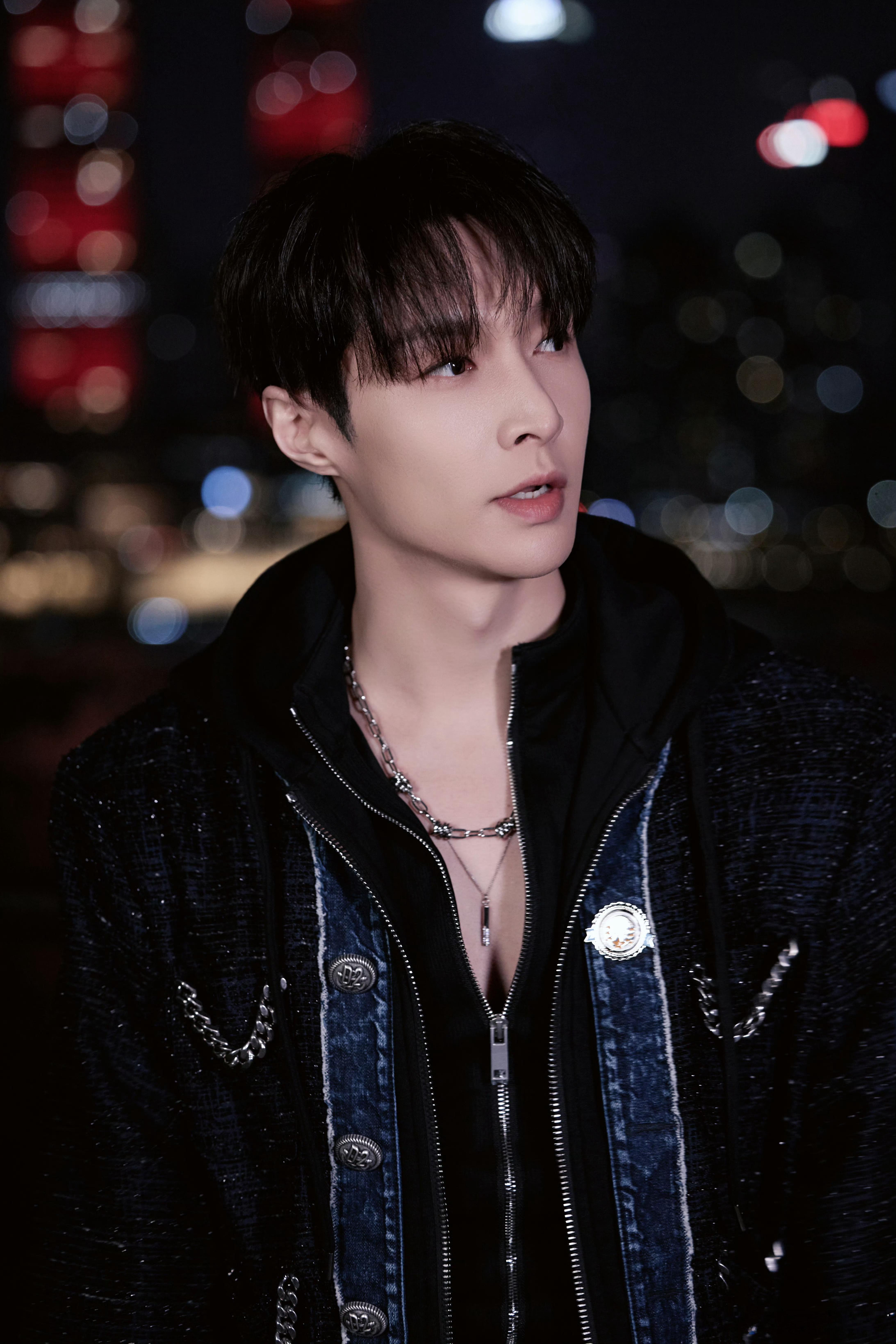 张艺兴 最近换造型师了吗？最近造型氛围感好强好好看，以前也很帅气，但是最近真的风