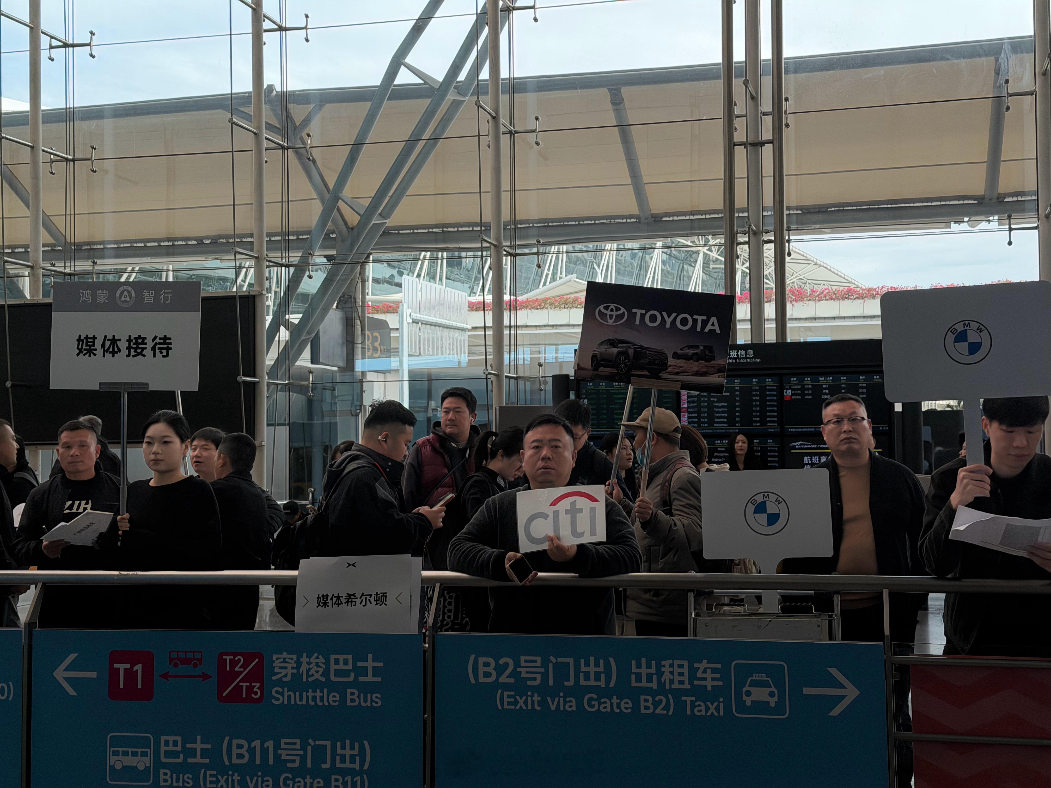 明天广州车展开幕，今天机场全都是举着logo接机的车企，数了下得有10家了 