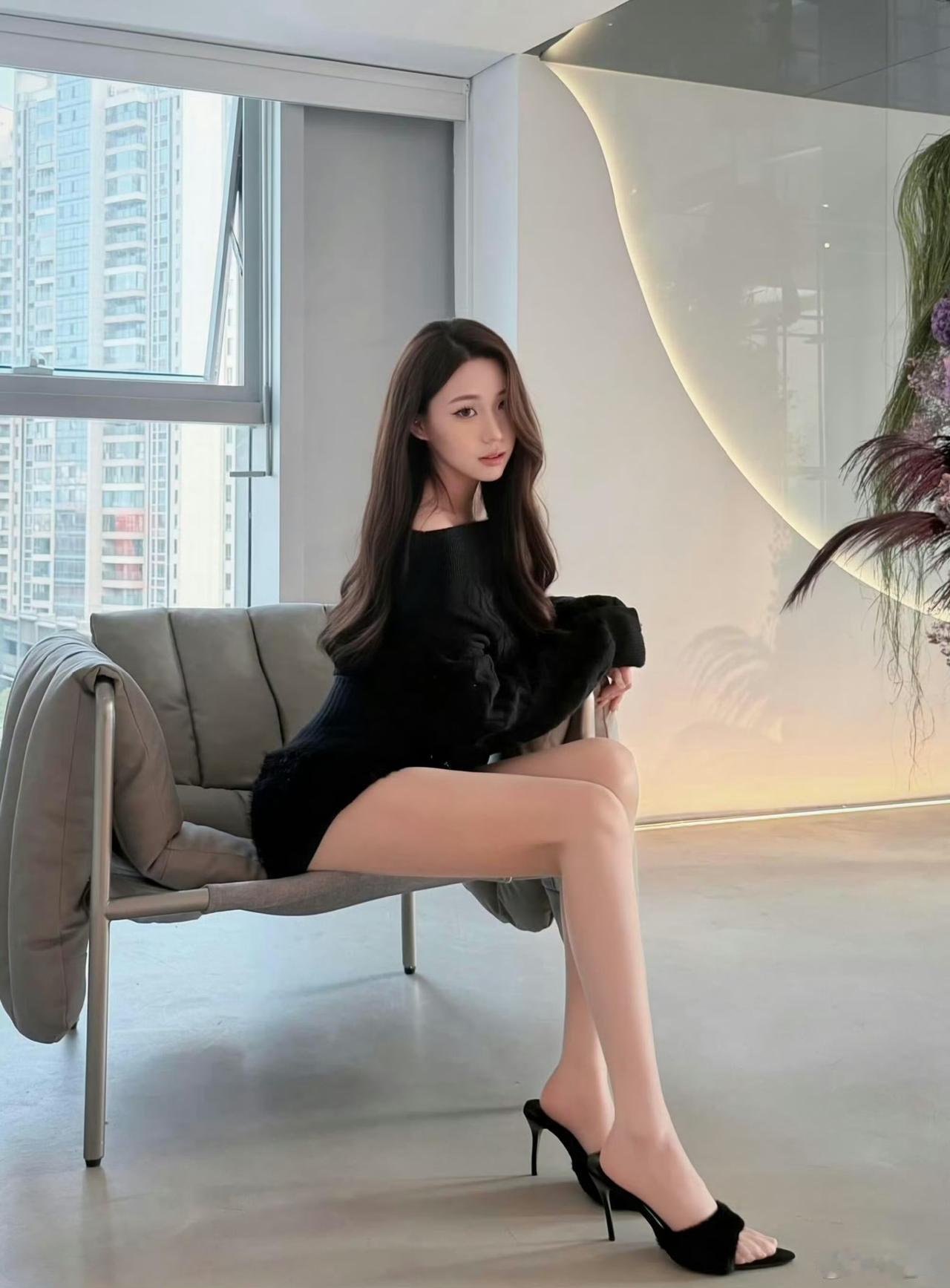 都市时尚女郎，优雅黑裙与高跟鞋的完美搭配，尽显都市魅力！👠💃
