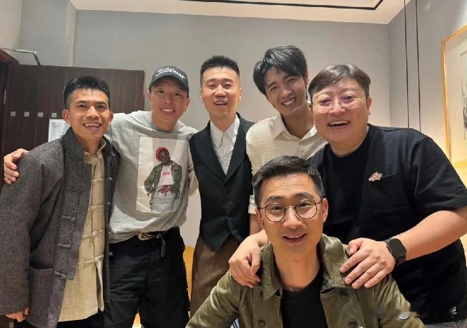 张鹤伦估计也没有想到自己现在人气这么高，看个话剧都被观众认出来，围着自己要签名的