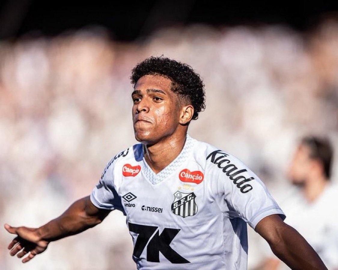 🥈太阳报跟队记者Tom Barclay，热刺确实对巴西桑托斯的19岁左后卫索萨