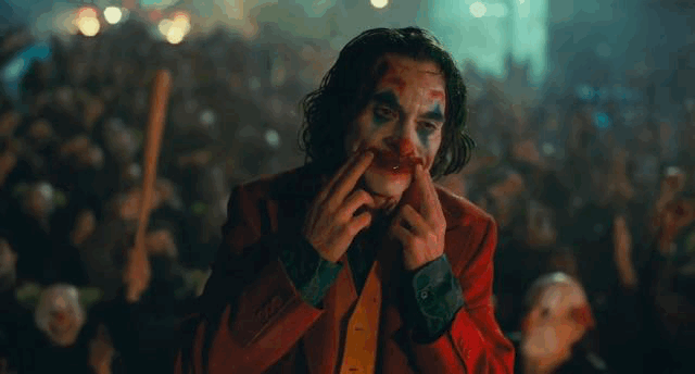 小丑犹来凑热闹不够看，辅助舰只一条，够大够晃荡，亦掀起几朵🌊浪花。不要讲好巧不