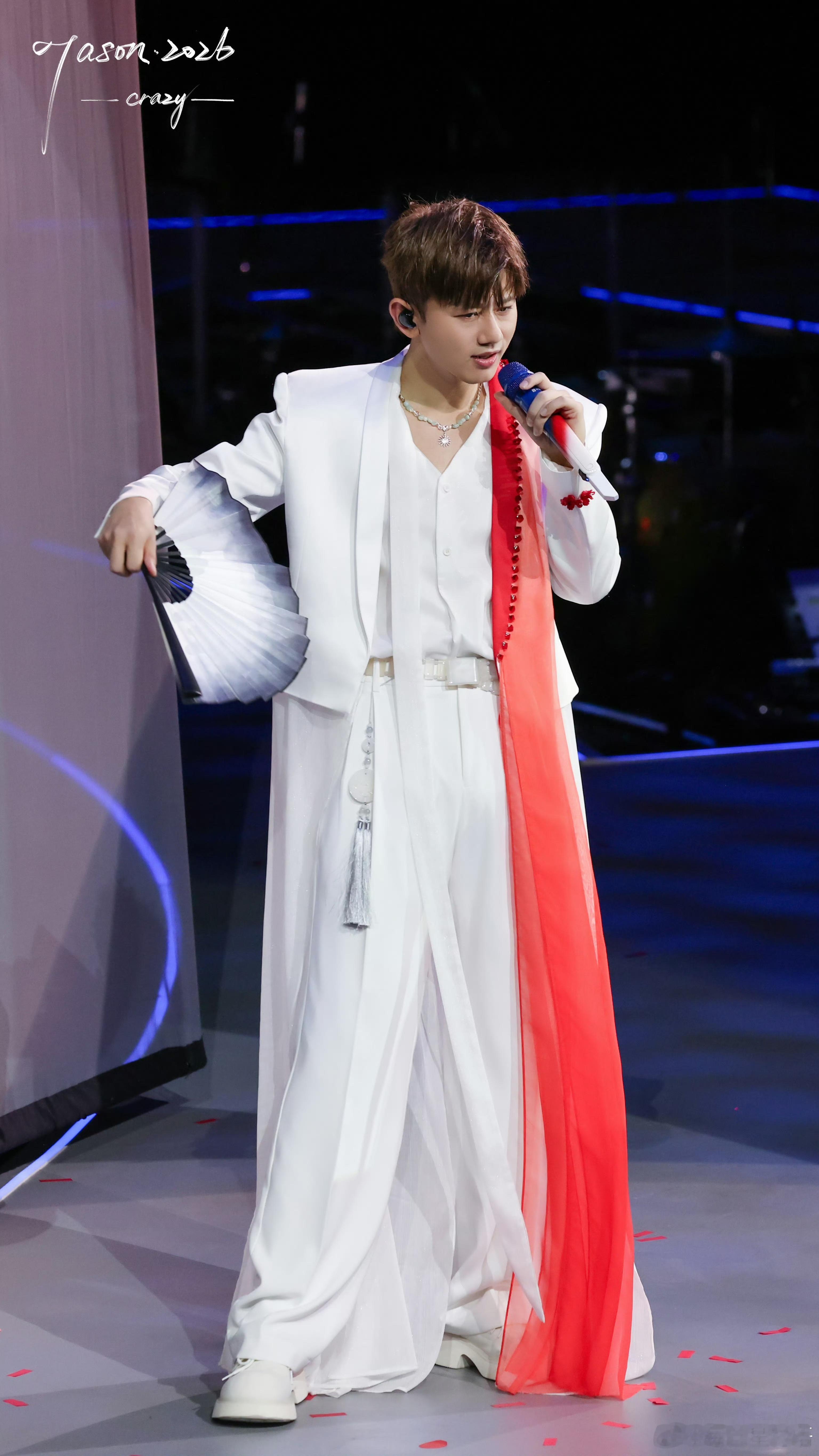 张杰过来这一下就值回票钱了 谁懂啊！！！朝着我走过来了，近距离的视觉盛宴谁顶得住