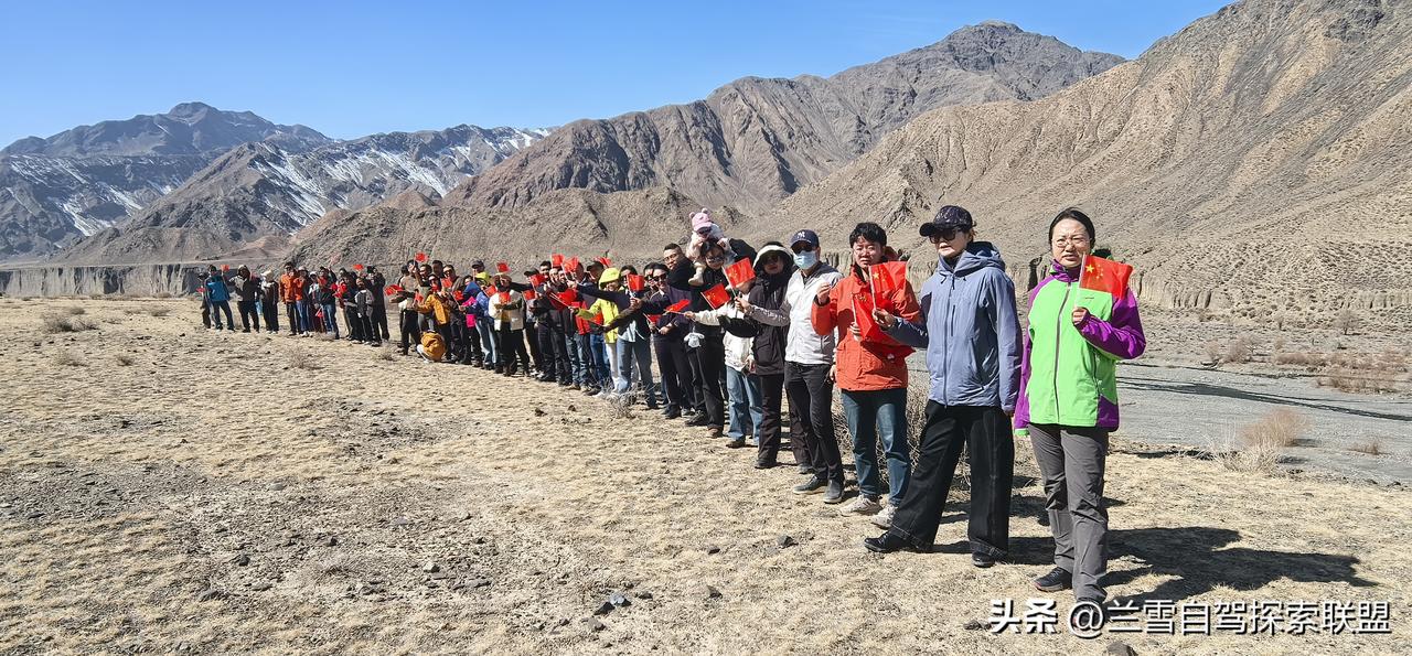 肉孜节的第一天，我们从三个山，达坂城，穿越古道经过牛奶咖啡湖，再翻过一座山就到达
