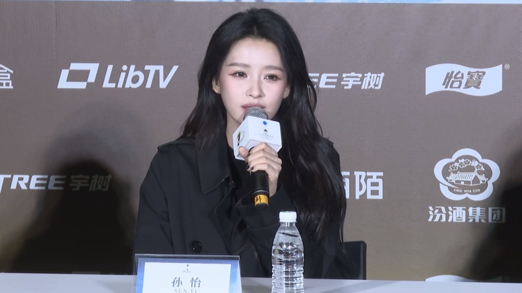 孙怡洗把脸就去拍爱情笑话了《爱情笑话》拍摄幕后很有意思，孙怡刚开始化底妆被导演叫