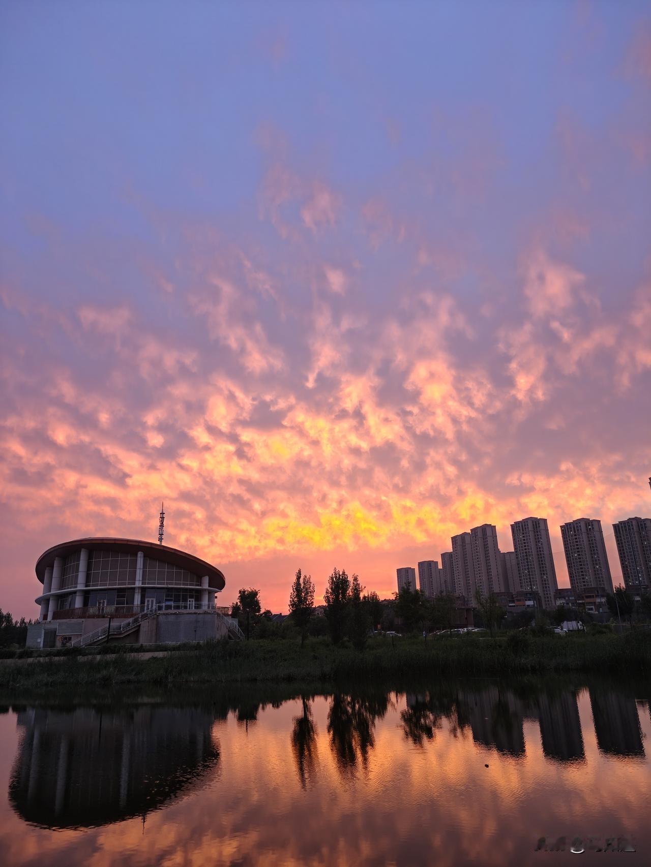 落日和晚霞

这灿烂的时刻
那么短
却足以让人
一生难忘