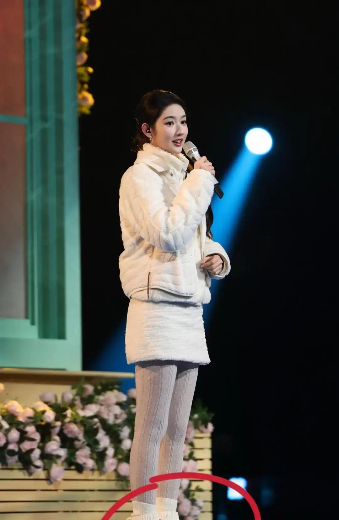 舒淇红毯崴脚第3秒
 
全网盯着那双10cm恨天高。她咬牙走完全程，脚背肿成馒头