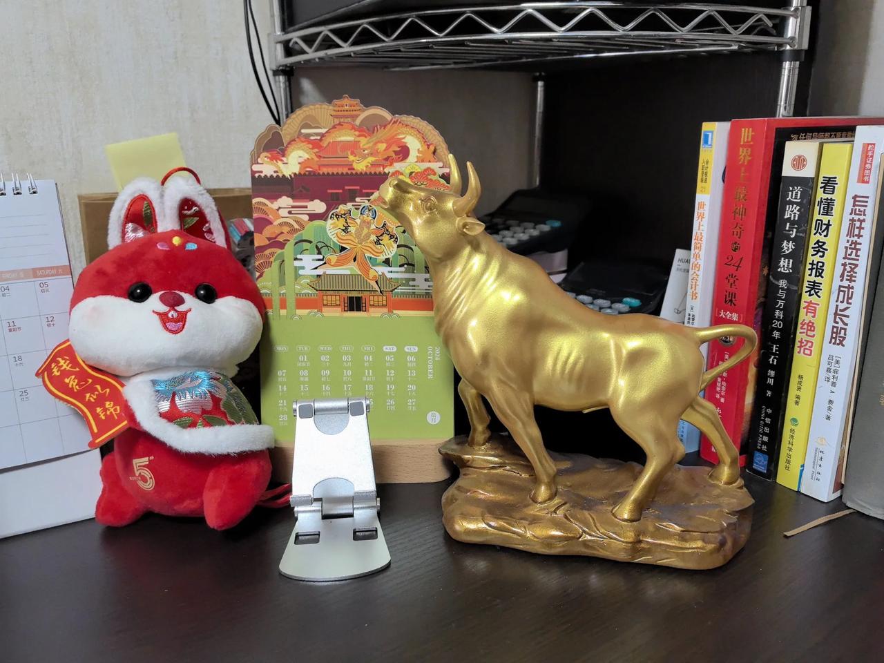 这就是我的简单的书桌，最多的就是书📚。#晒晒我的小书柜#