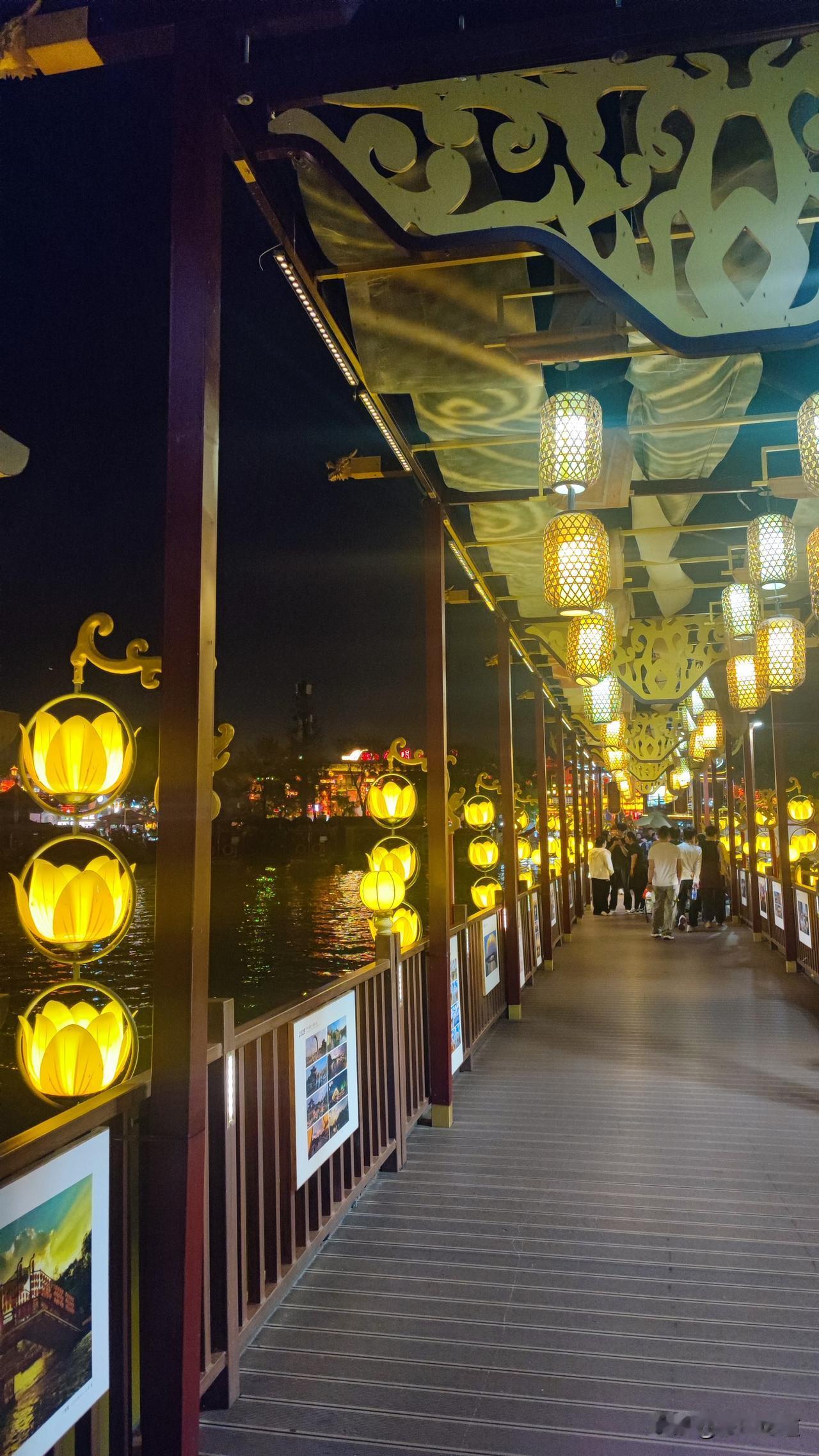 春日生活打卡季开封的美景不但白天好看，夜里更加靓丽。湖光水色，火树银花，非常好看