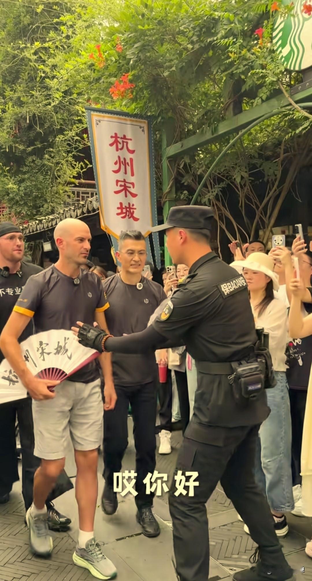 德比斯的首次中国行一路辗转，走完南昌、上海、杭州三座城市，接下来就要奔赴成都天府