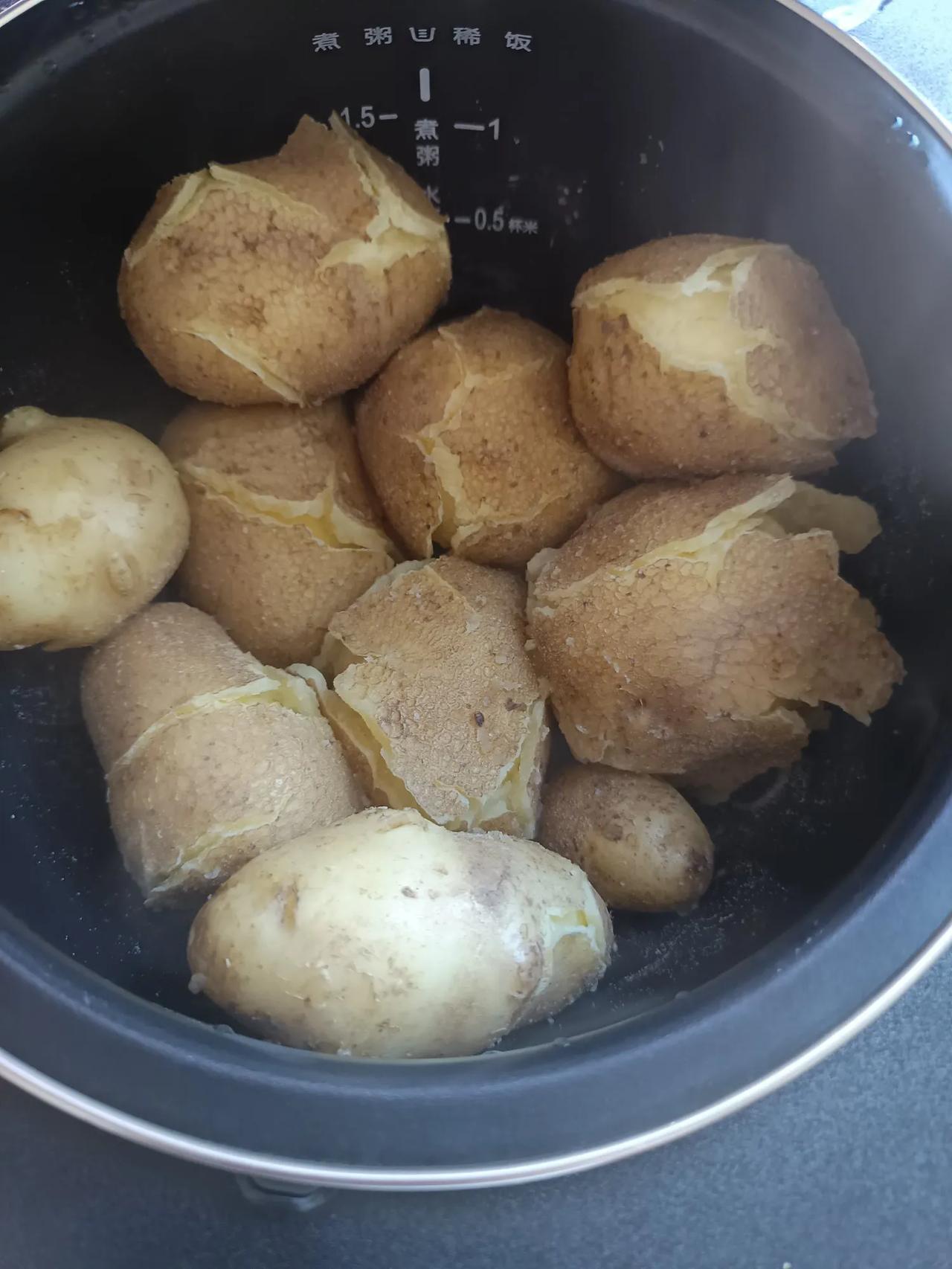 #土豆在你们家乡的方言叫什么呢?#
土豆🥔，甘肃人叫洋芋，是甘肃人普遍喜欢的食