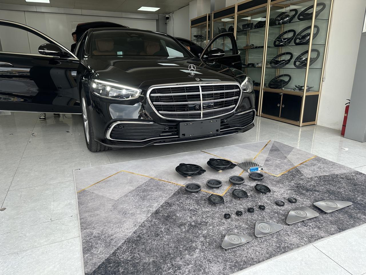 奔驰S400L商务型升级柏林之声，旋转高音和发光中音盖板
升级音响的同时，还选择