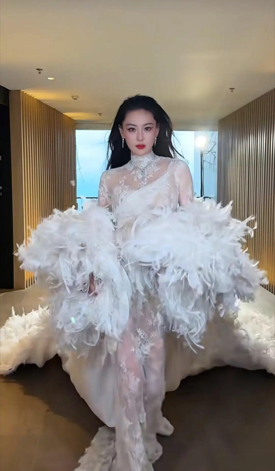 38岁张馨予活动穿搭披发+羽毛蕾丝长裙，气场强大，人间尤物呀…… ​​​