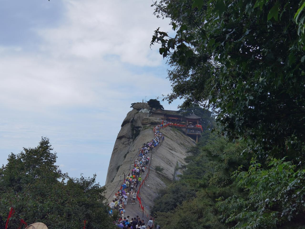 原来“会当凌绝顶”的震撼，不止在登顶的瞬间，更在每一步向上的坚持里，在人与自然共