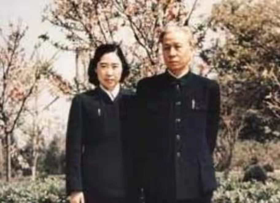 1951年，刘少奇来沪见粟裕，粟裕发现王光美也跟来了，开了个玩笑

那年头粟裕在