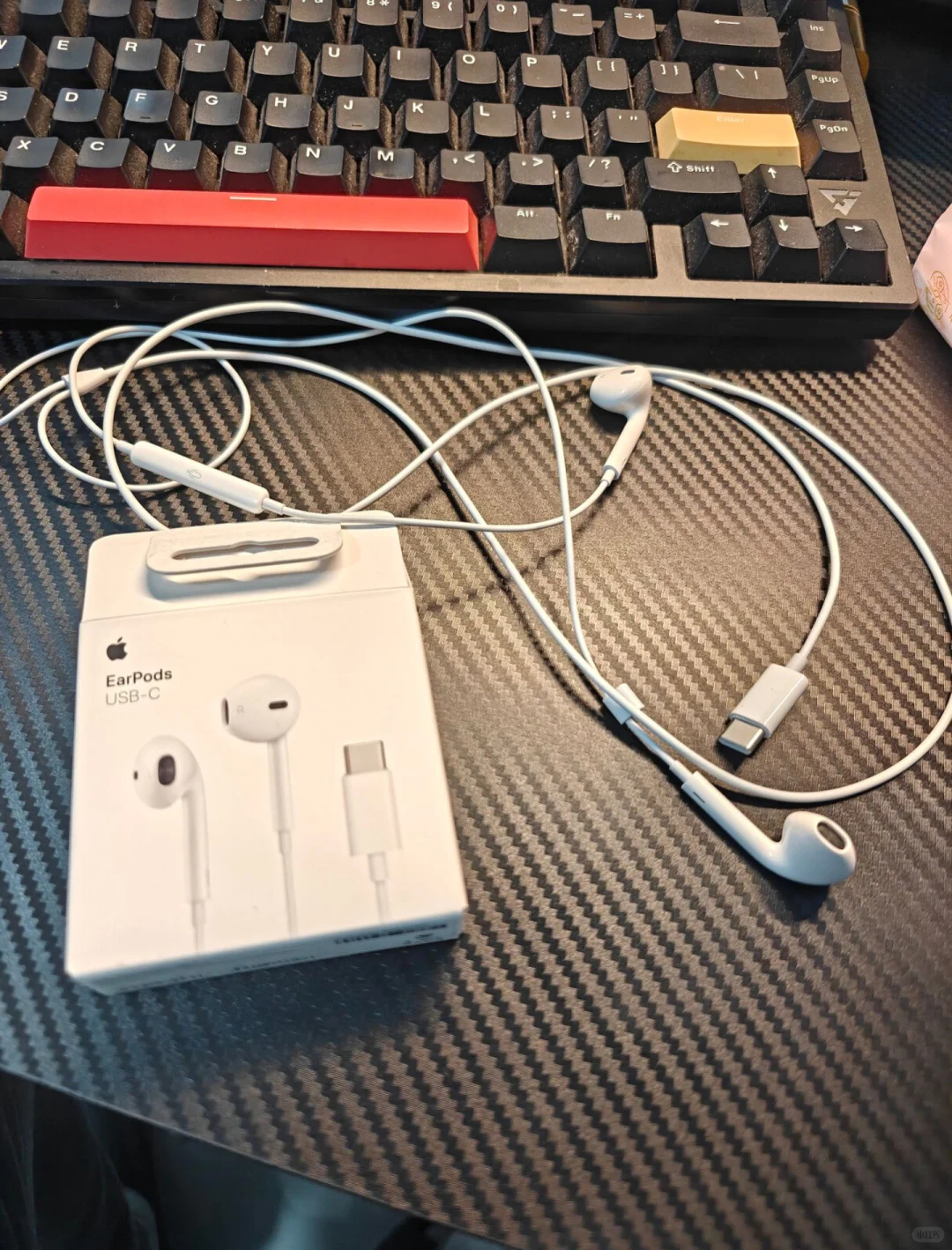 数码闲聊站有哪些数码产品是穿搭神器 有线耳机真的杀回时尚圈了！以前嫌线麻烦，现在